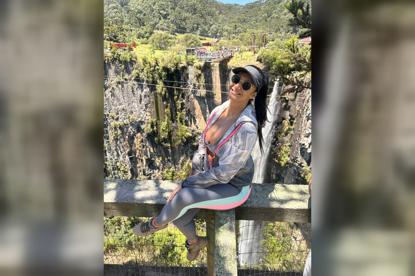 No parapeito do Parque Mundo Novo, com a Cascata do Avencal e os cabos da tirolesa ao fundo