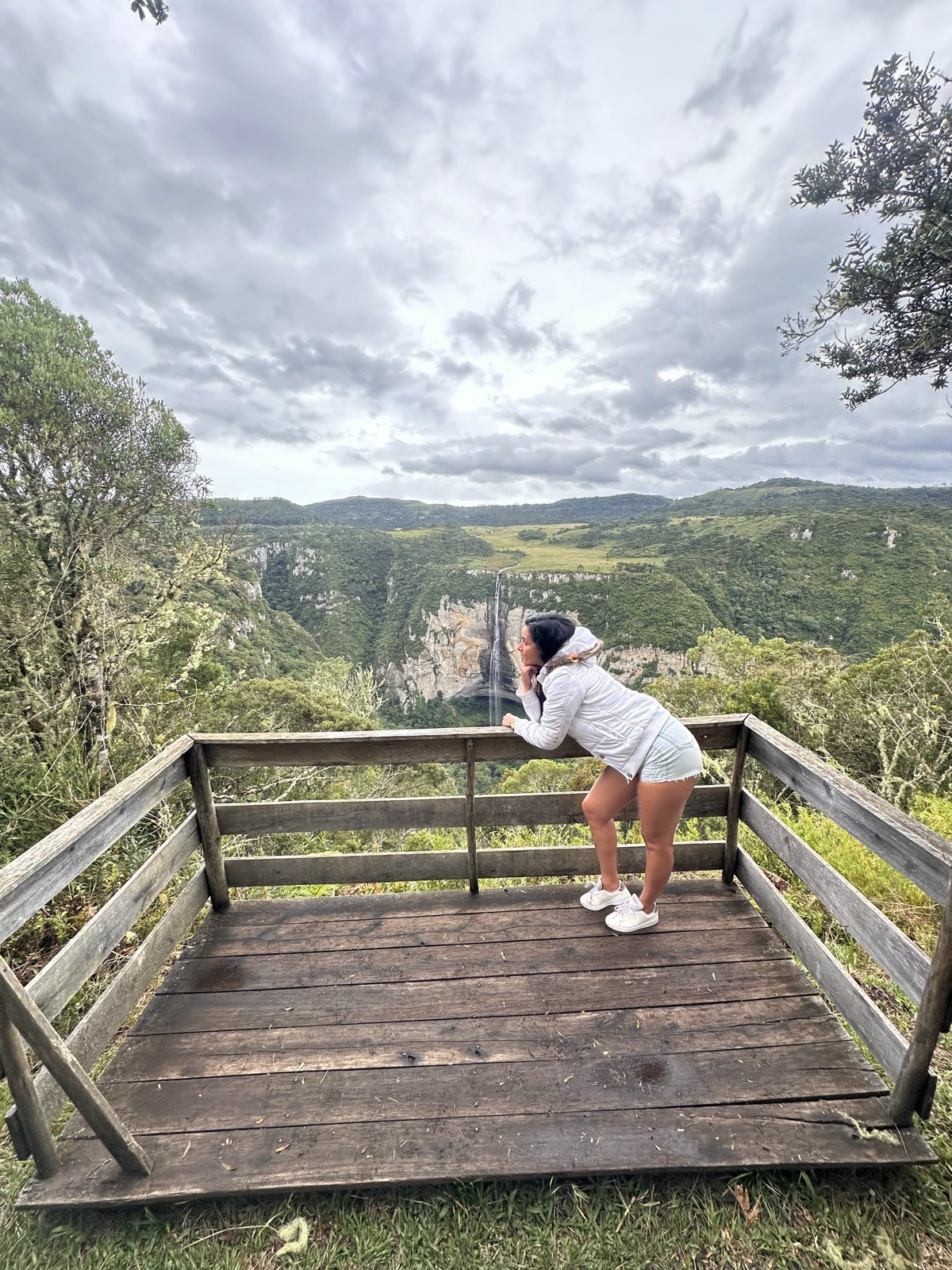 Mirante de madeira de frente para a Cachoeira do Rio dos Bugres, em Urubici