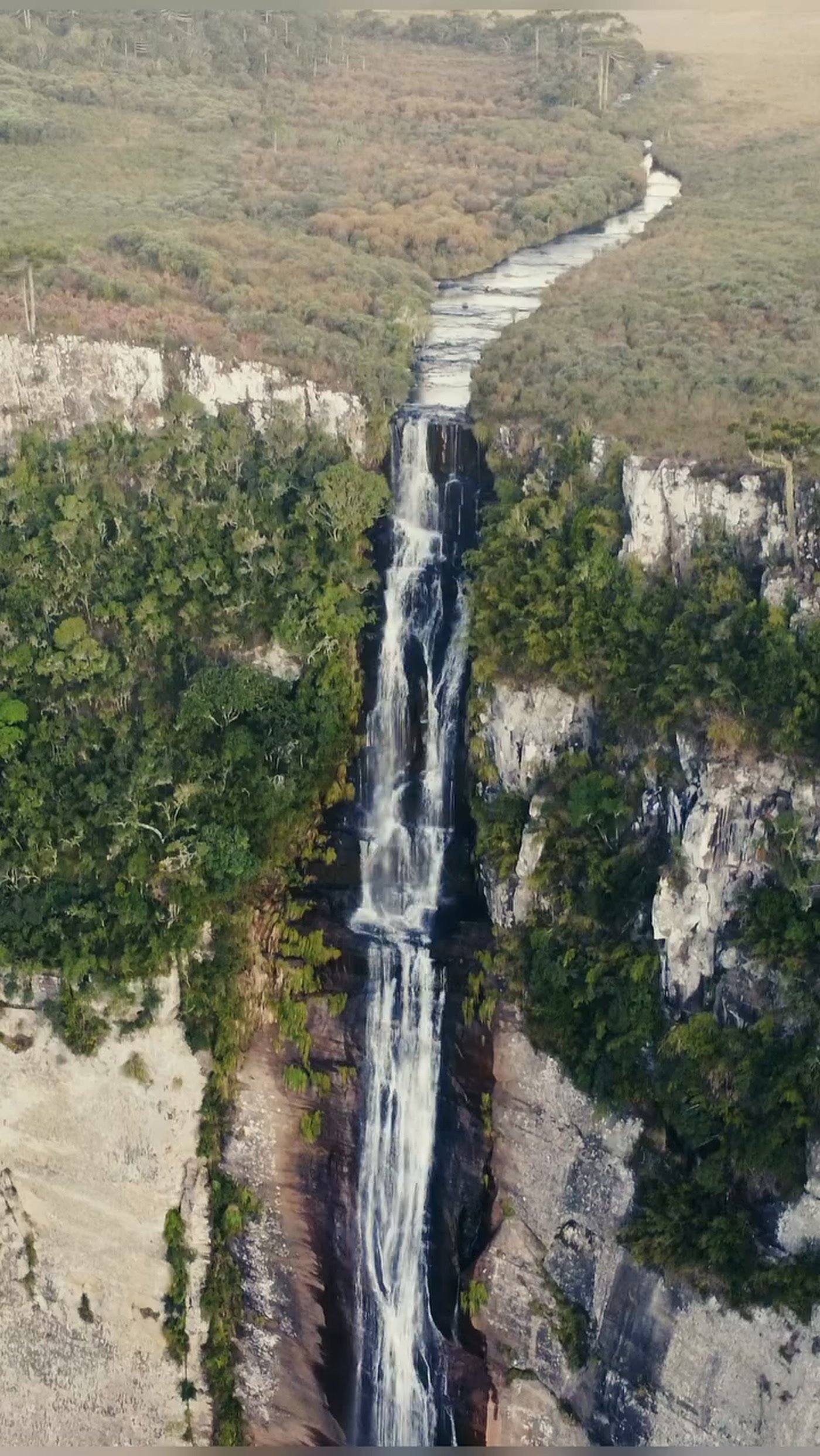 A Cachoeira do Rio dos Bugres vista de cima: o rio corre pelo Campo dos Padres e despenca dentro do canion