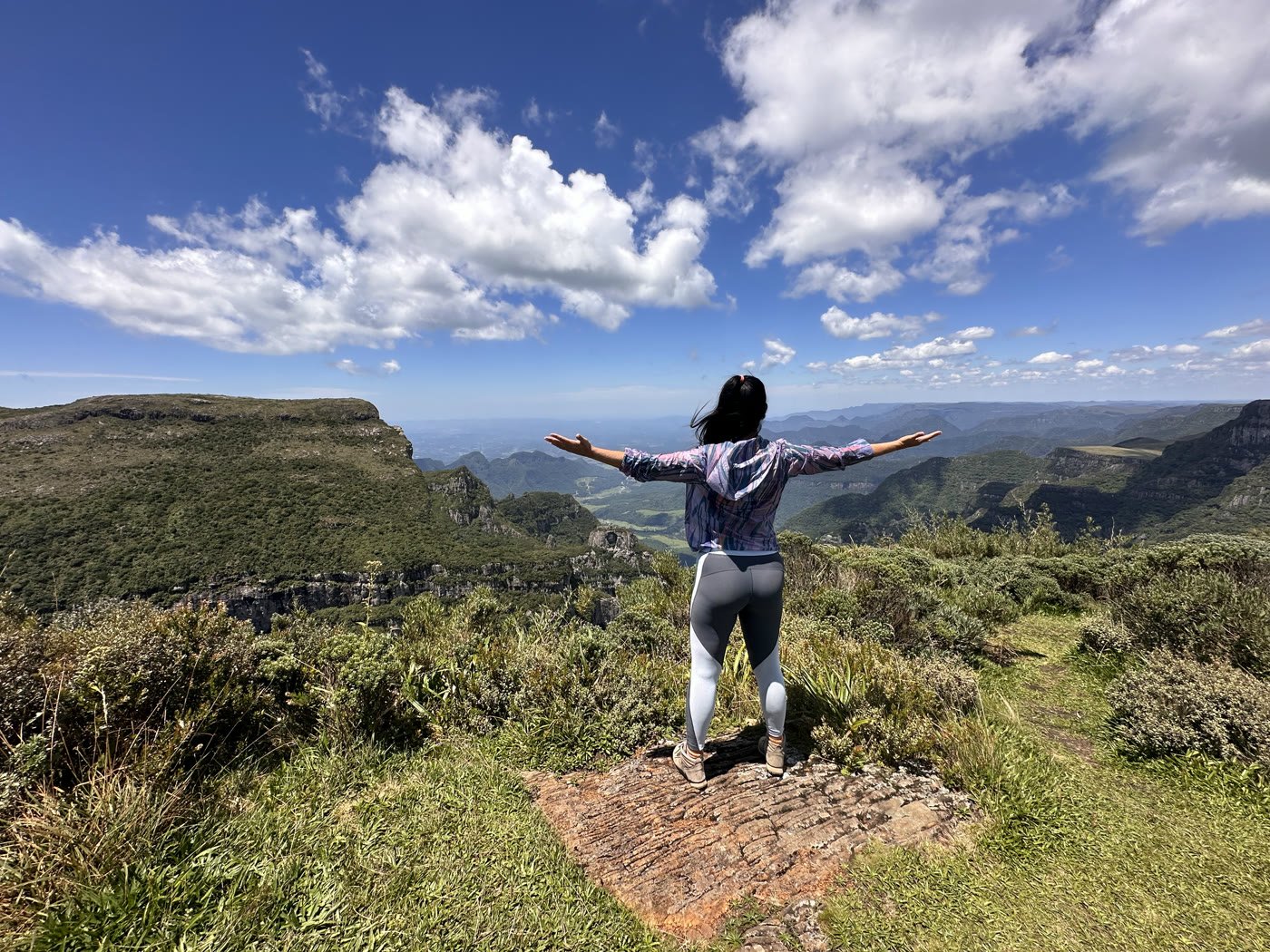 De bracos abertos na borda do mirante do Morro da Igreja, com o canion se abrindo embaixo