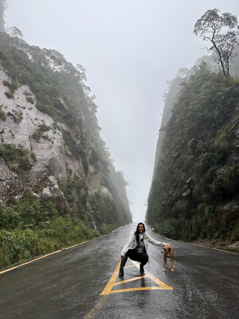 O corte da Serra do Corvo Branco: dois paredoes de 90 metros e a estrada passando no meio