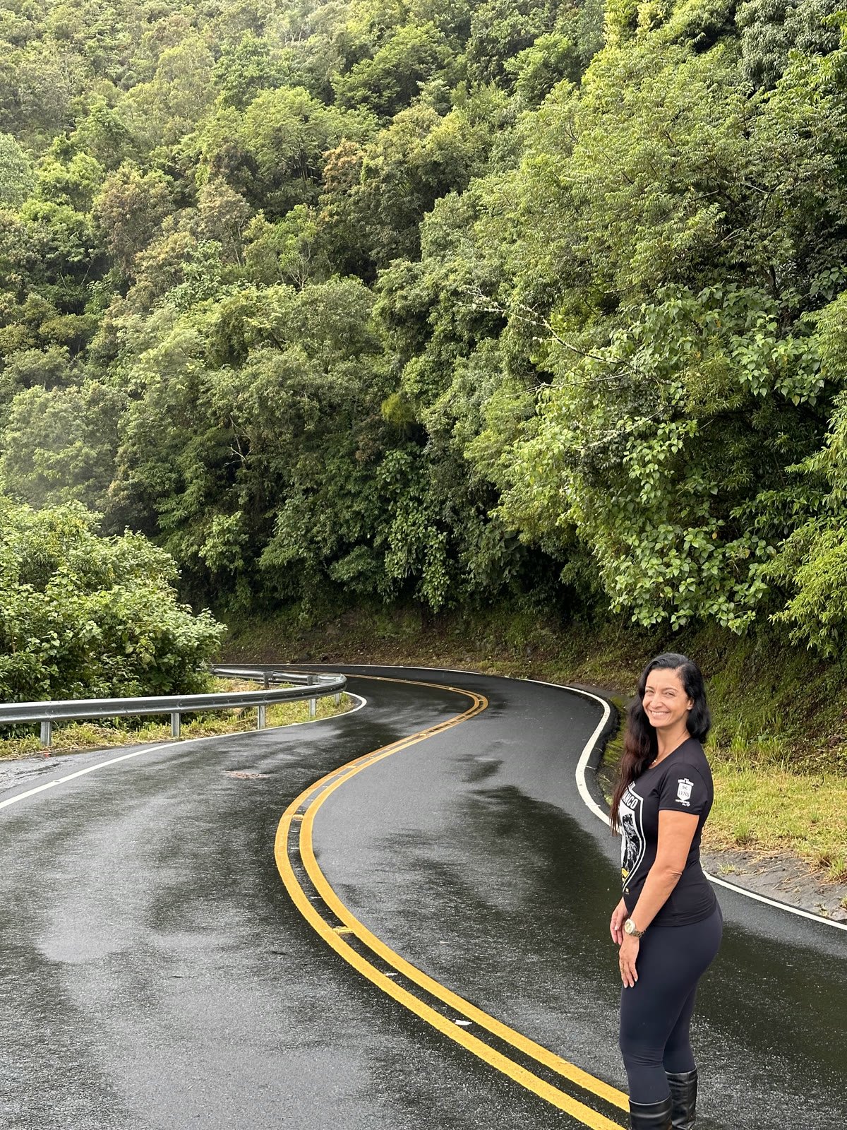 Uma das 284 curvas da Serra do Rio do Rastro, com o asfalto molhado